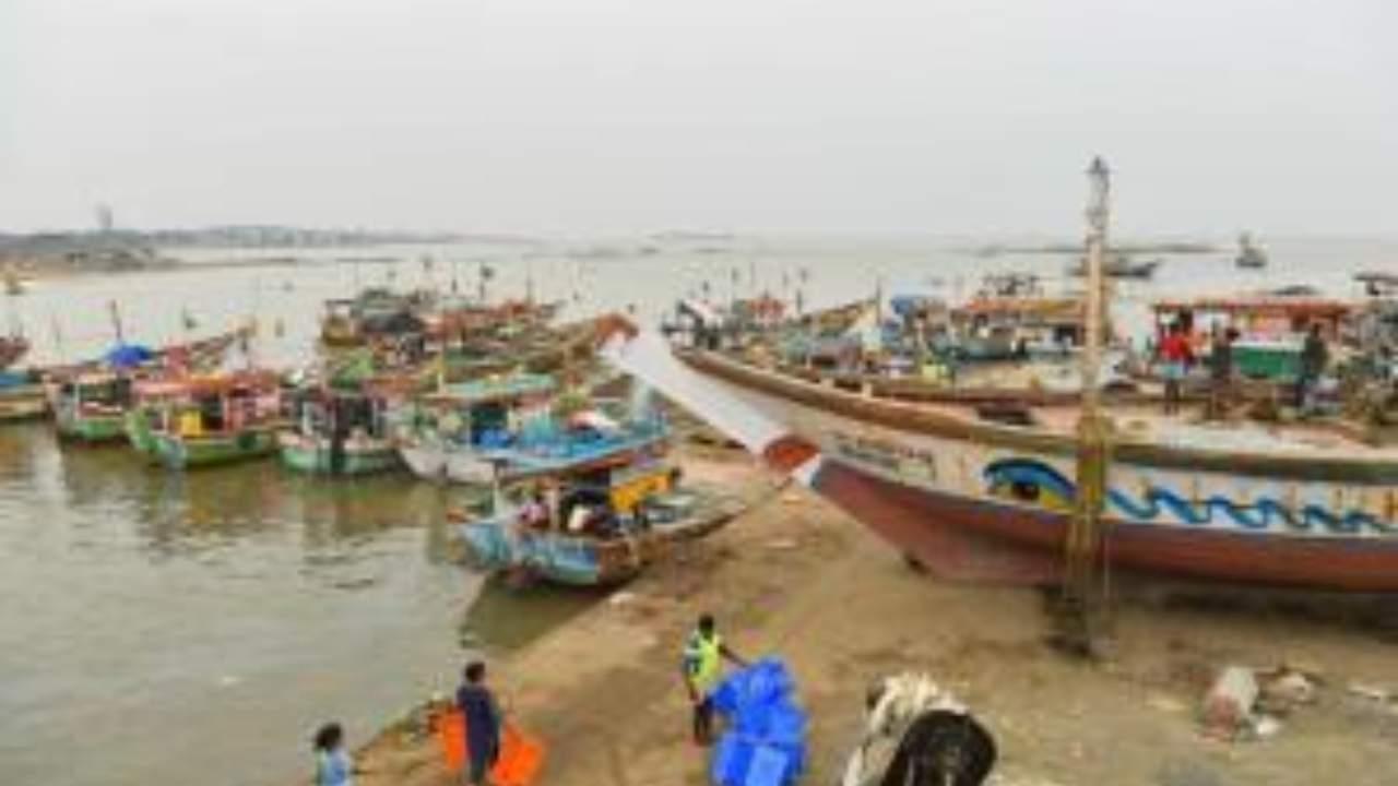 Maharashtra: High alert as mystery boat hits rocks off Palghar coast